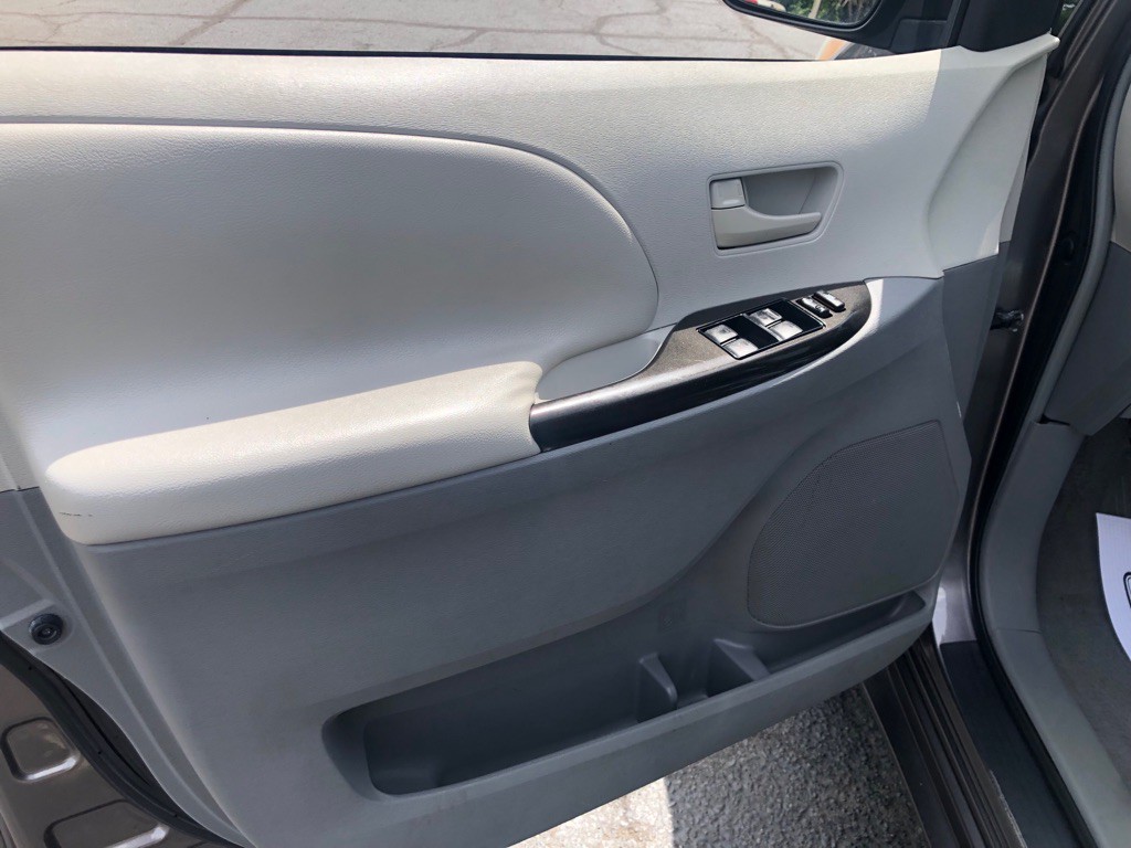 2011 Toyota Sienna Image 21