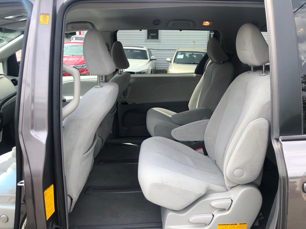 2011 Toyota Sienna Image 22