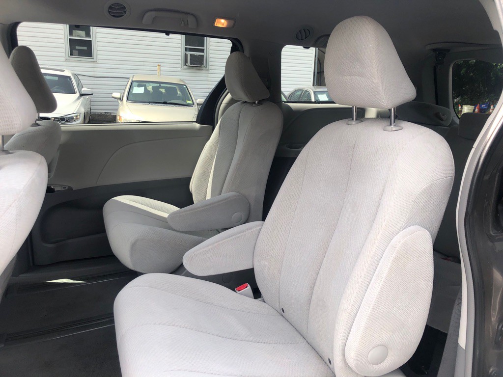 2011 Toyota Sienna Image 23