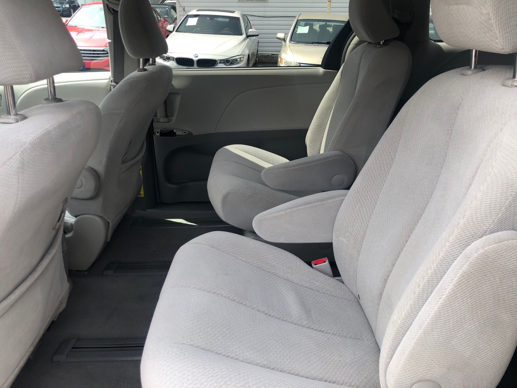 2011 Toyota Sienna Image 24