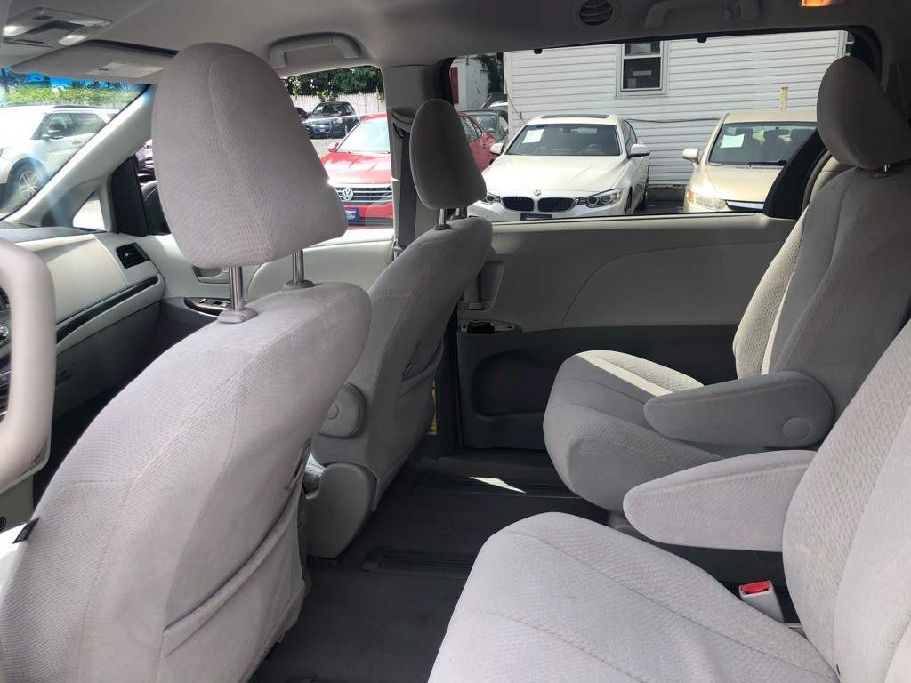 2011 Toyota Sienna Image 25