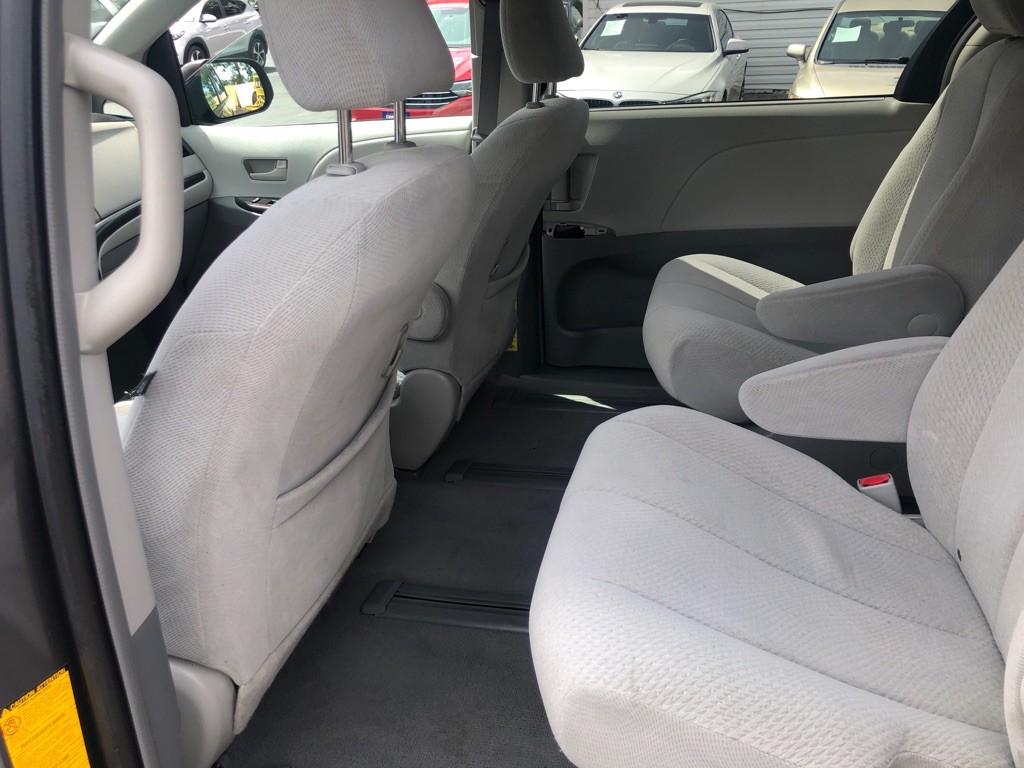 2011 Toyota Sienna Image 26
