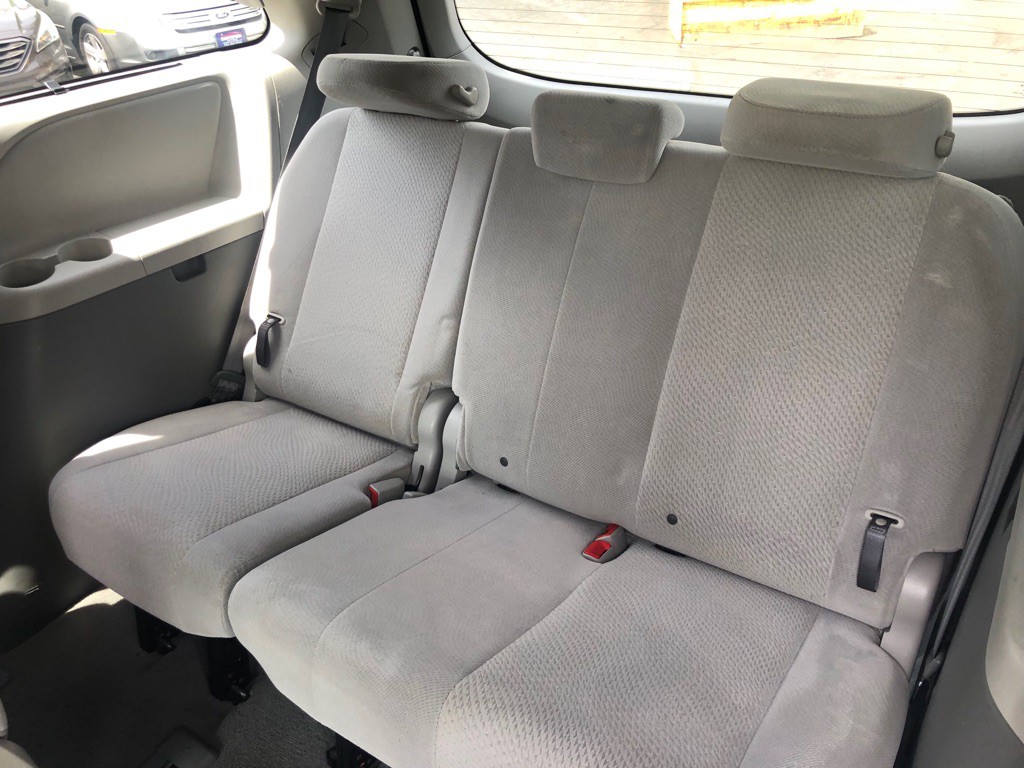 2011 Toyota Sienna Image 27