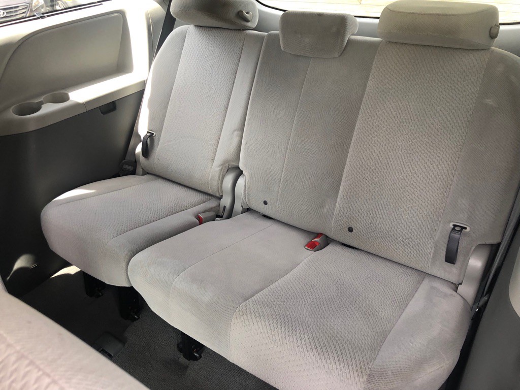 2011 Toyota Sienna Image 28