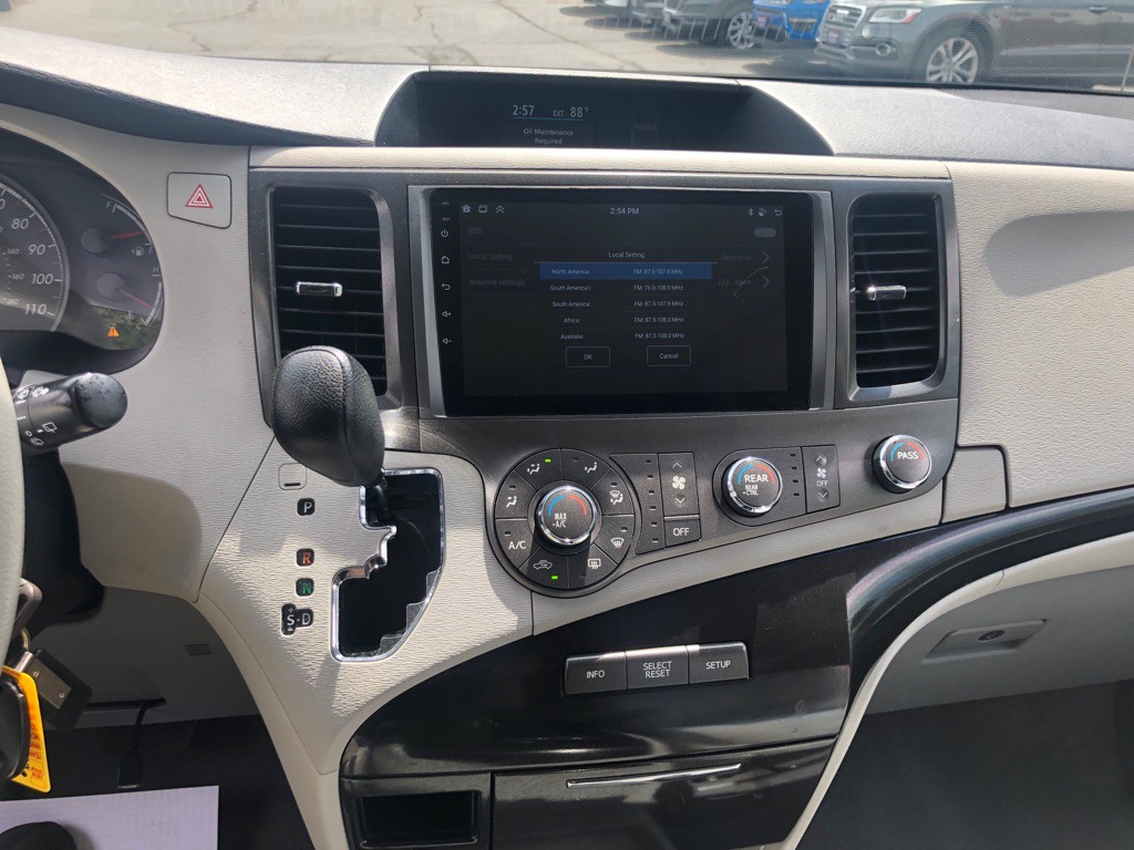2011 Toyota Sienna Image 32