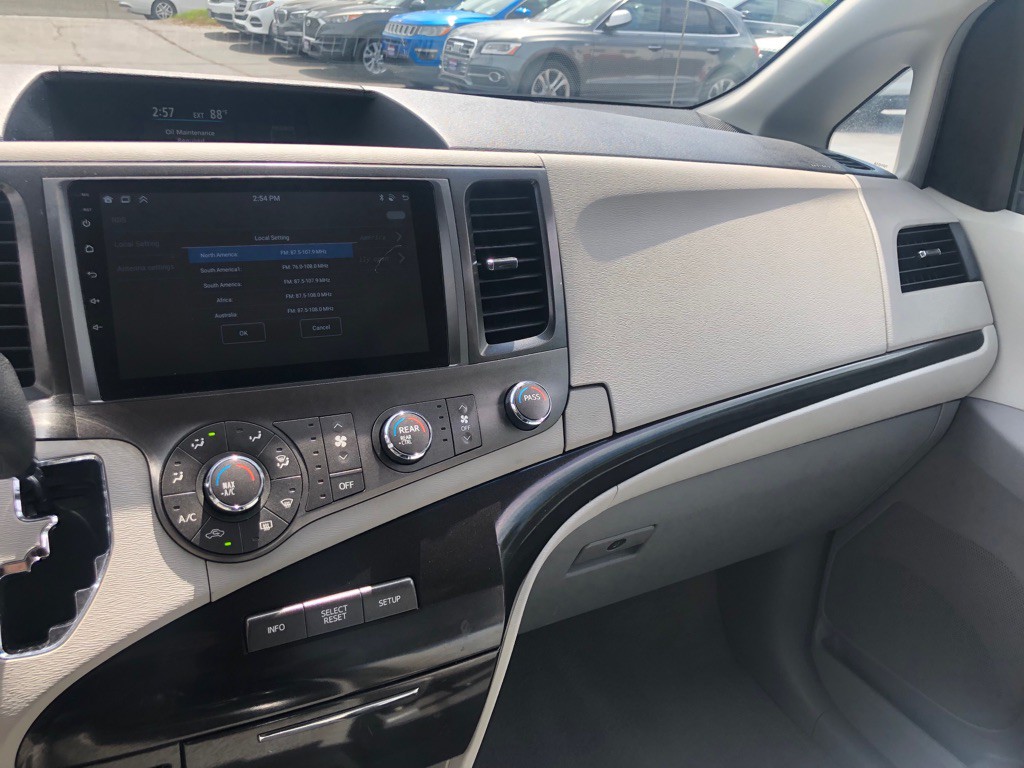 2011 Toyota Sienna Image 33
