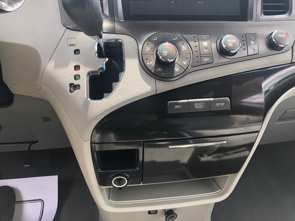 2011 Toyota Sienna Image 34