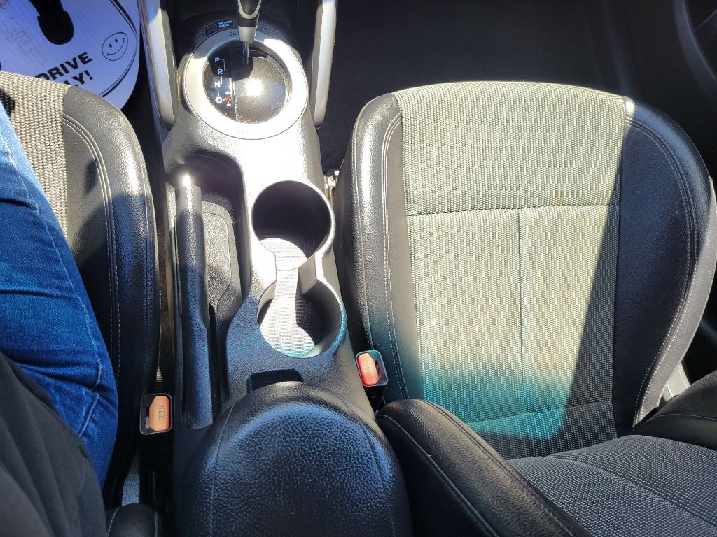 2016 Hyundai Veloster Image 18