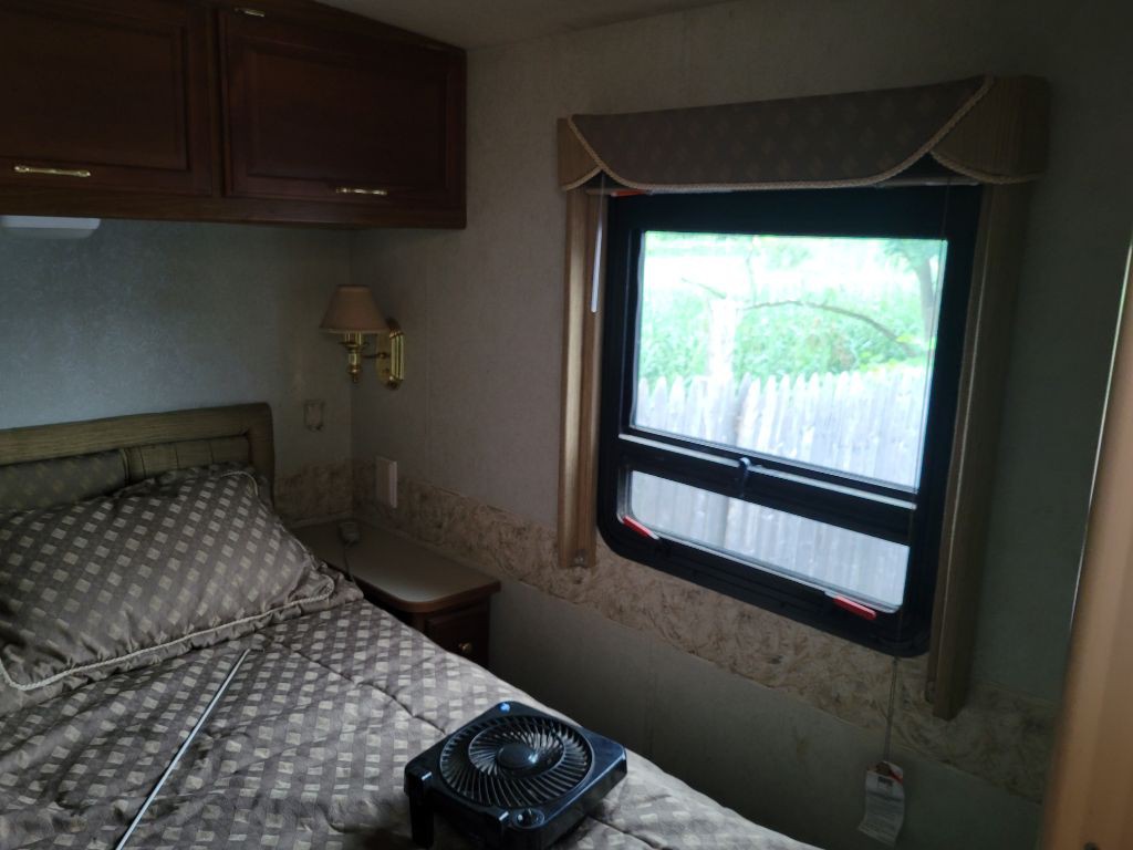 2004 Ford Econoline Image 14