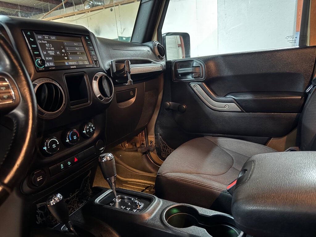 2015 Jeep Wrangler Image 15