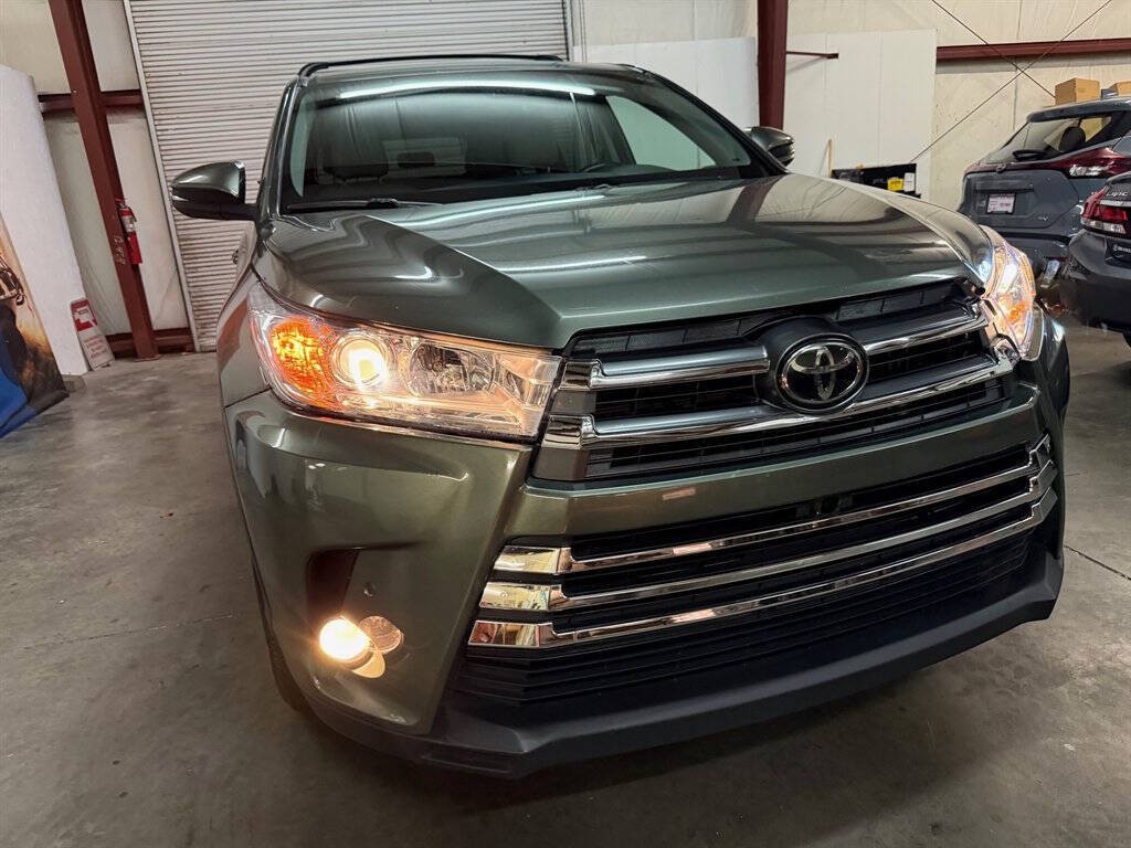 2017 Toyota Highlander Image 2