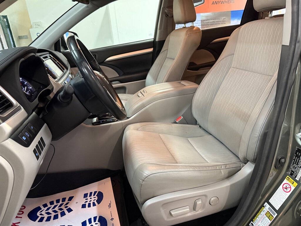 2017 Toyota Highlander Image 11