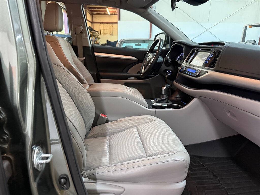 2017 Toyota Highlander Image 16