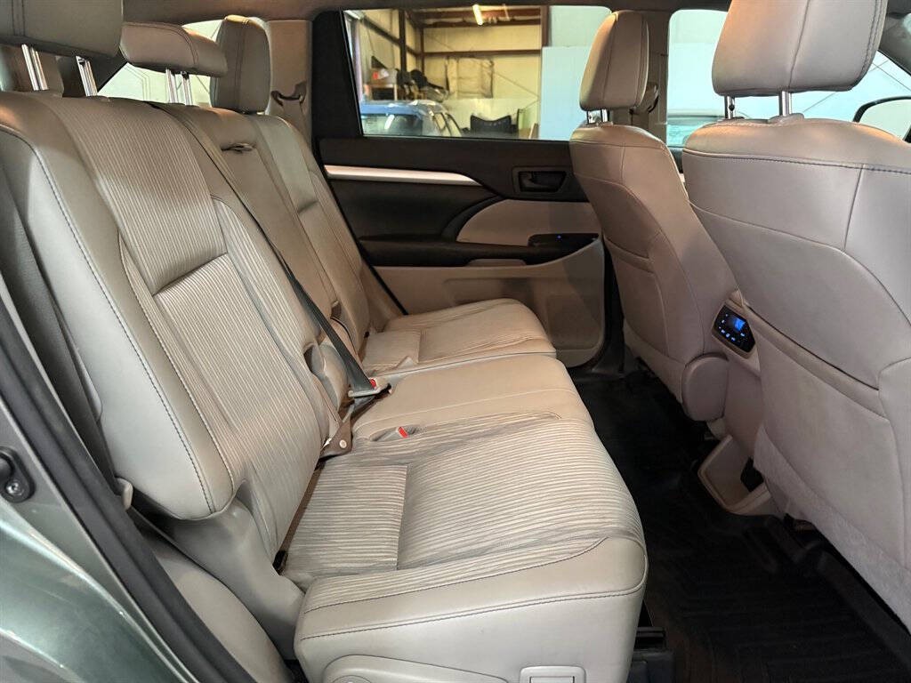 2017 Toyota Highlander Image 17