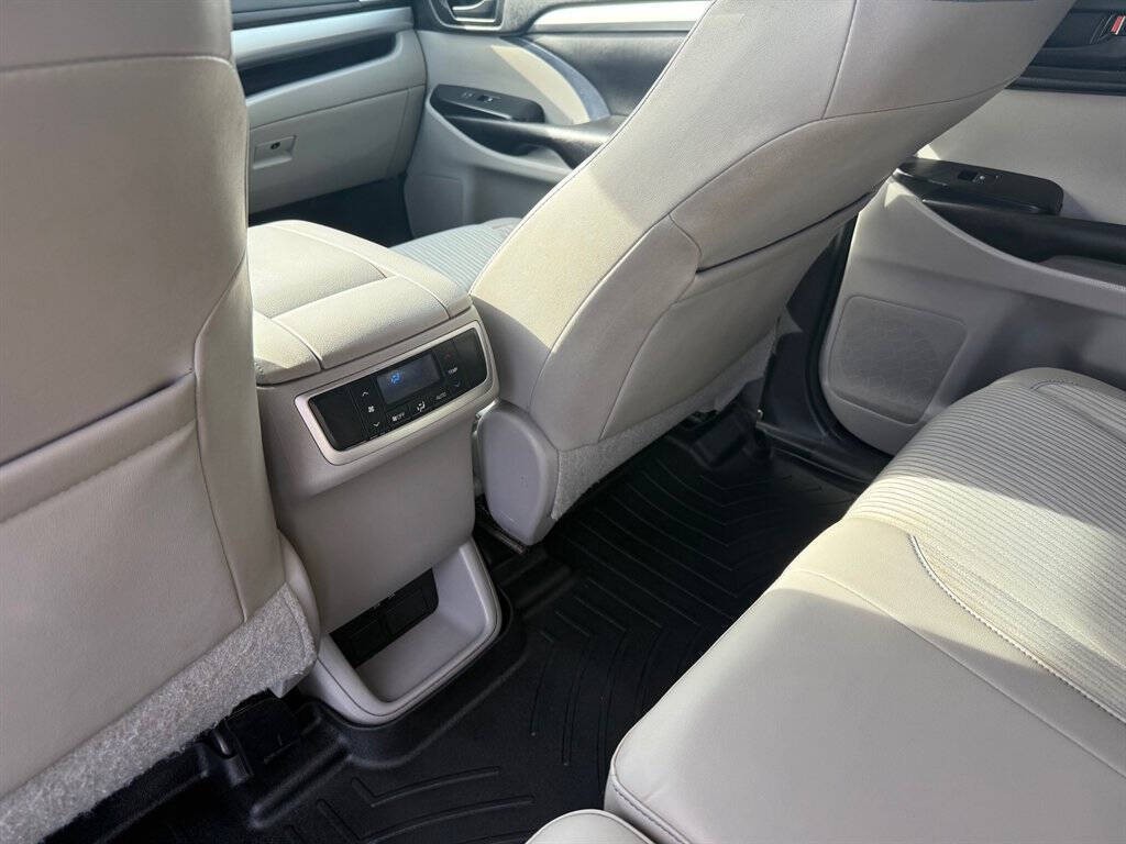 2017 Toyota Highlander Image 15