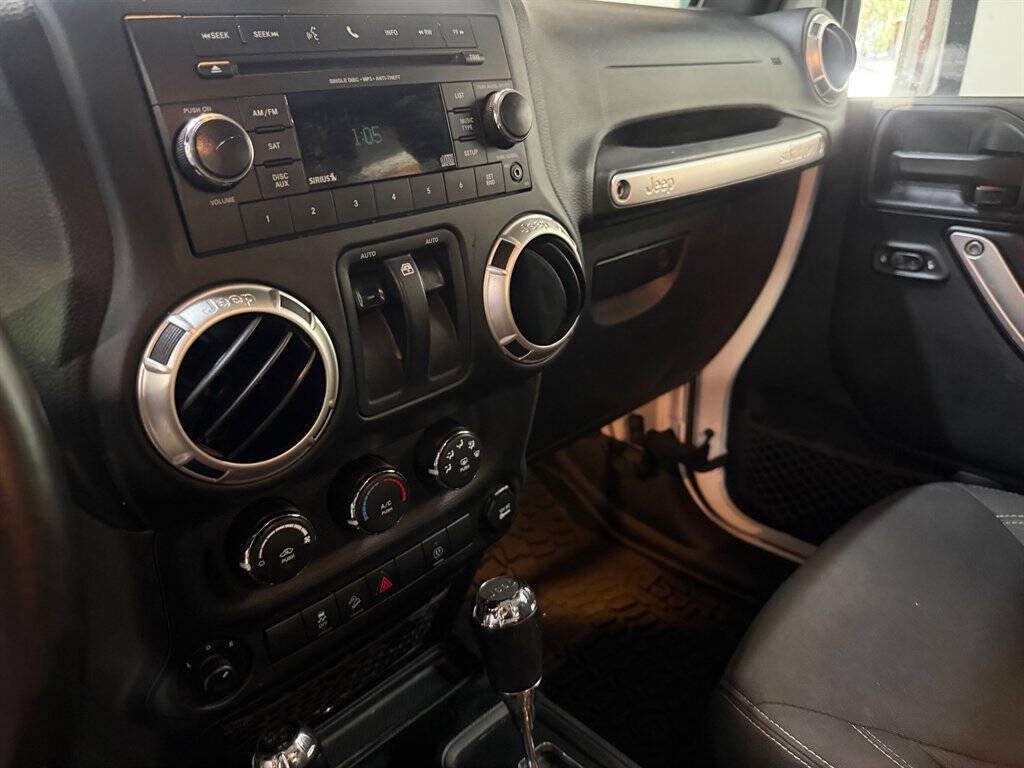 2017 Jeep Wrangler Image 15
