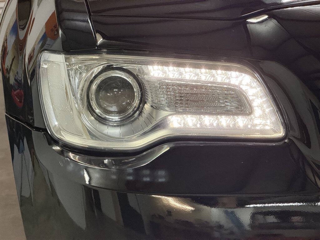 2016 Chrysler 300 Image 6