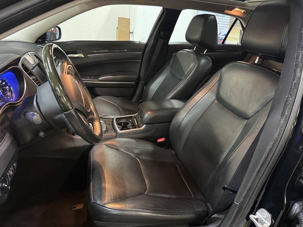 2016 Chrysler 300 Image 12
