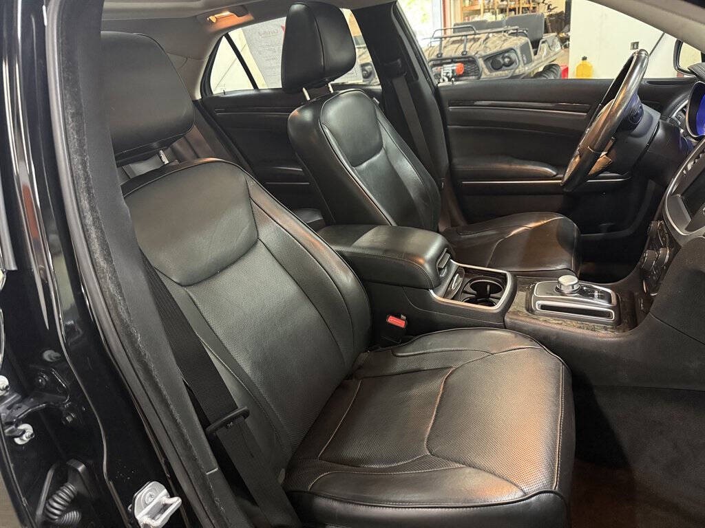 2016 Chrysler 300 Image 14