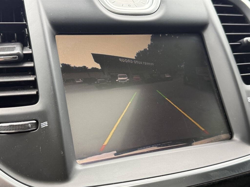 2016 Chrysler 300 Image 16