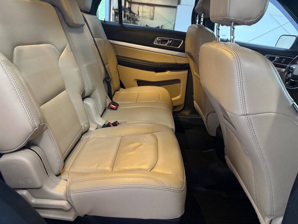 2017 Ford Explorer Image 16