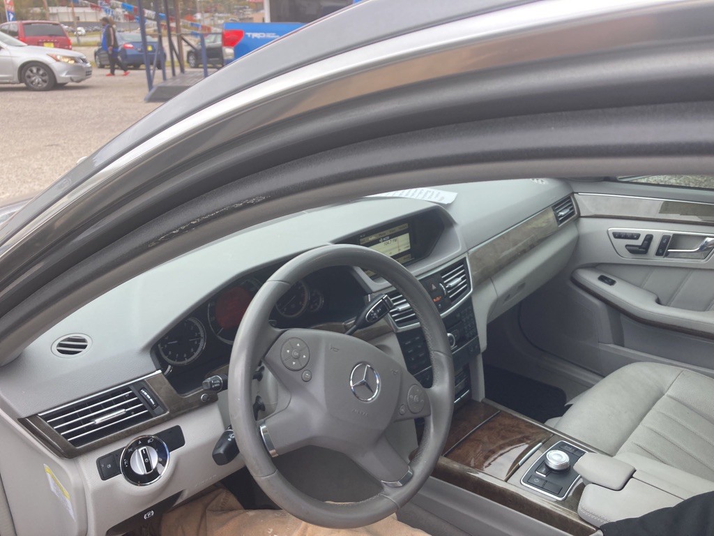 2010 Mercedes-Benz E-Class Image 2