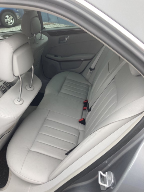2010 Mercedes-Benz E-Class Image 3