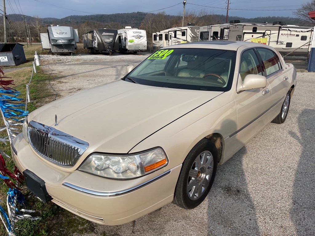 2003 Lincoln Town Car Image 1