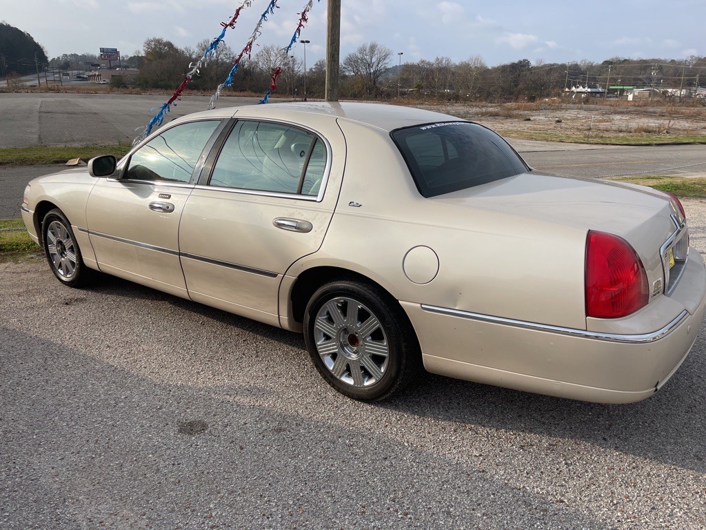 2003 Lincoln Town Car Image 2