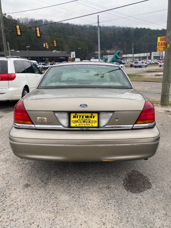 2001 Ford Crown Victoria Image 2