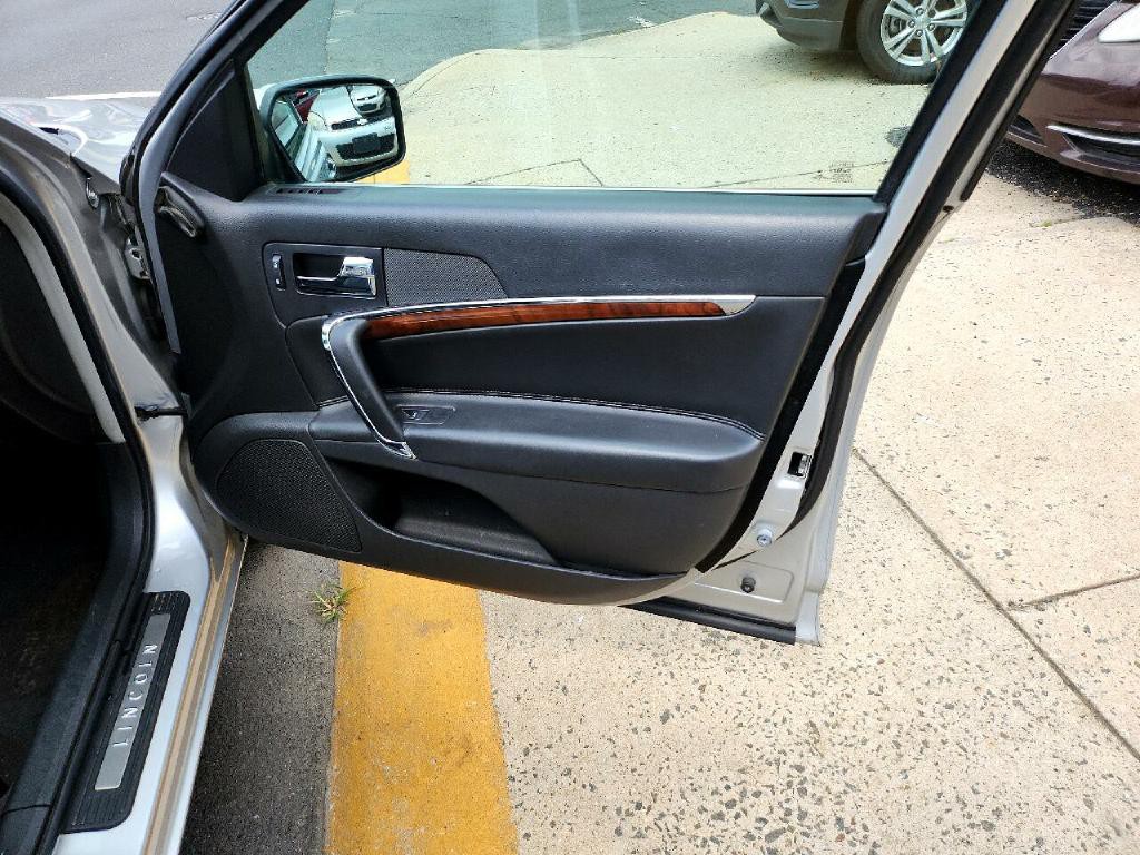 2012 Lincoln MKZ Image 16