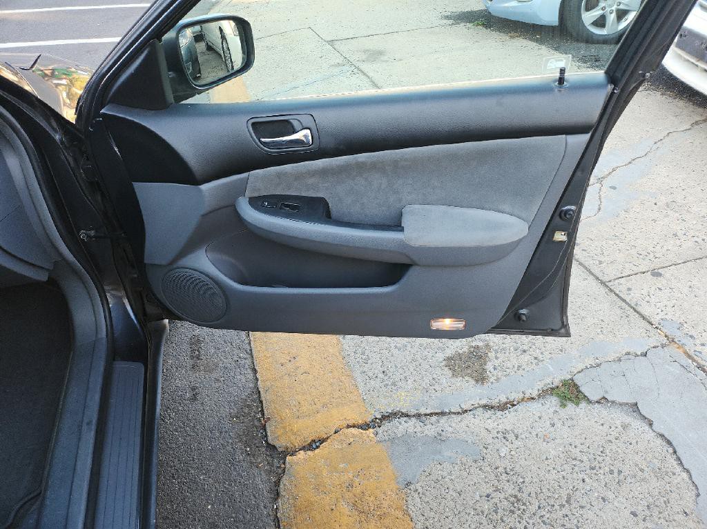 2005 Honda Accord Image 16