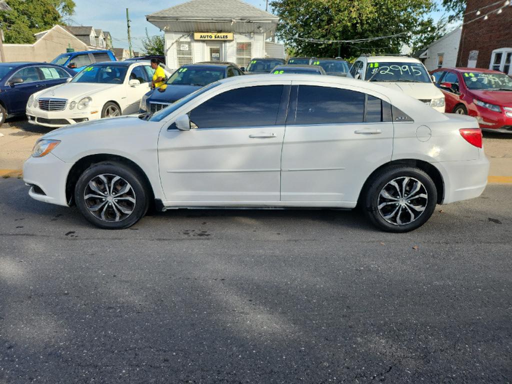 2012 Chrysler 200 Image 2