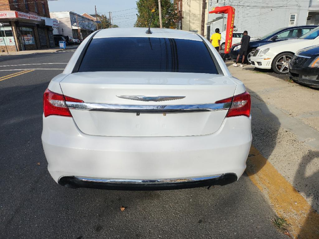 2012 Chrysler 200 Image 4