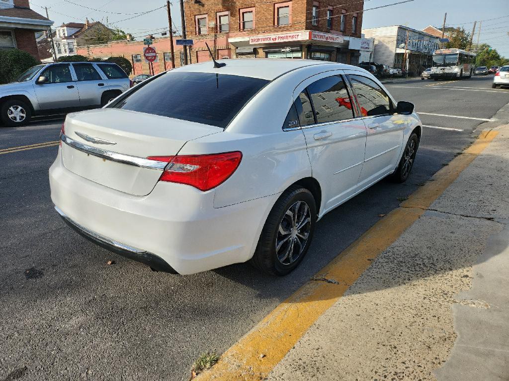 2012 Chrysler 200 Image 5