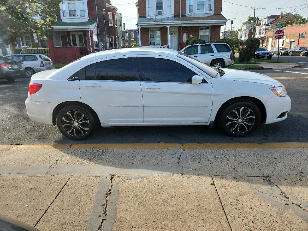 2012 Chrysler 200 Image 6