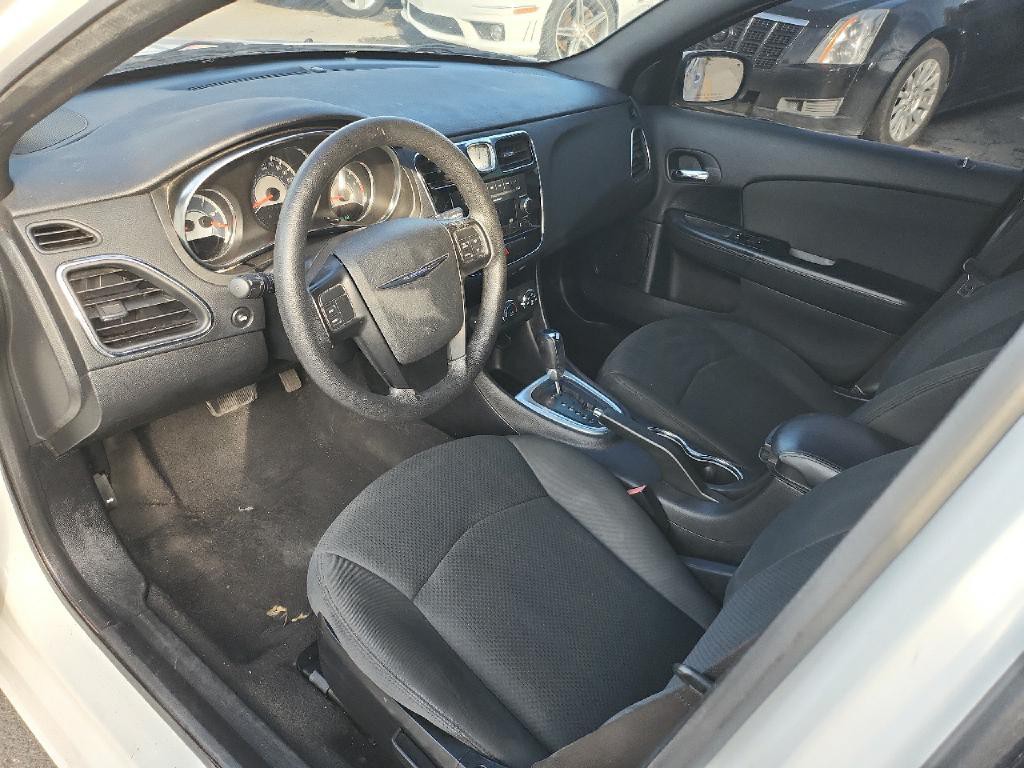 2012 Chrysler 200 Image 10
