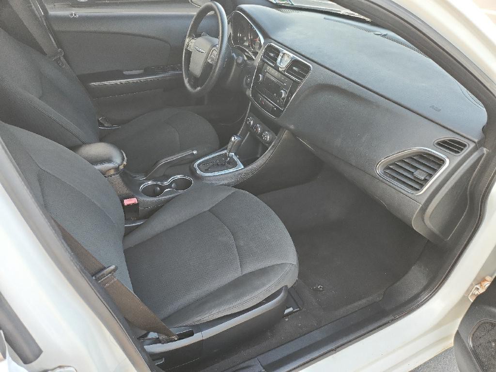 2012 Chrysler 200 Image 16