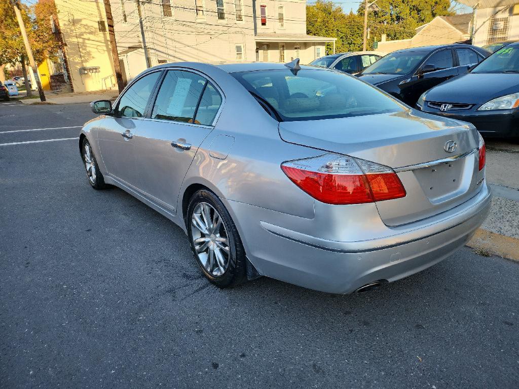 2011 Hyundai Genesis Image 3