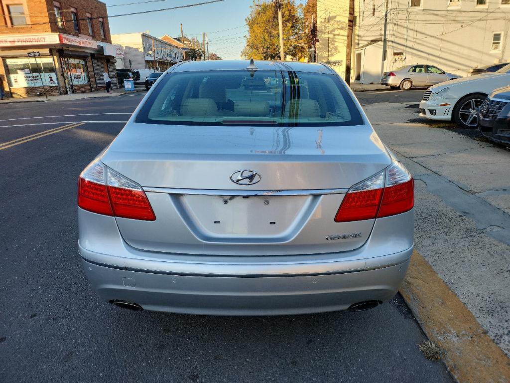 2011 Hyundai Genesis Image 4