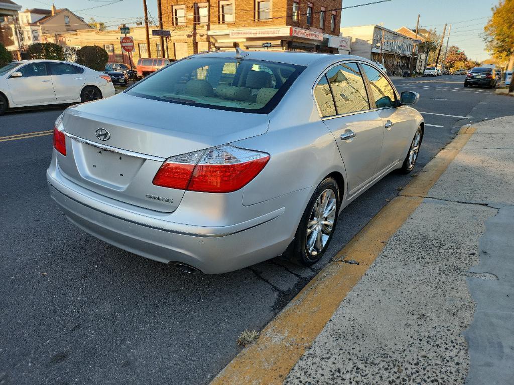 2011 Hyundai Genesis Image 5