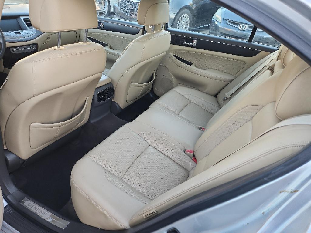 2011 Hyundai Genesis Image 11