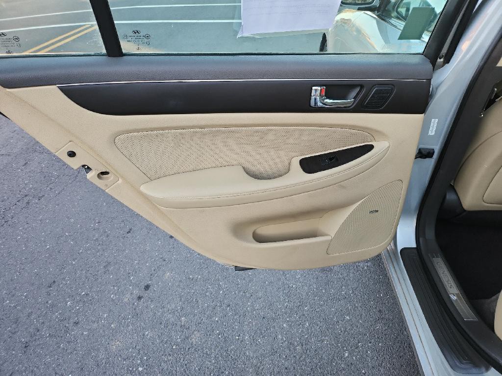 2011 Hyundai Genesis Image 12