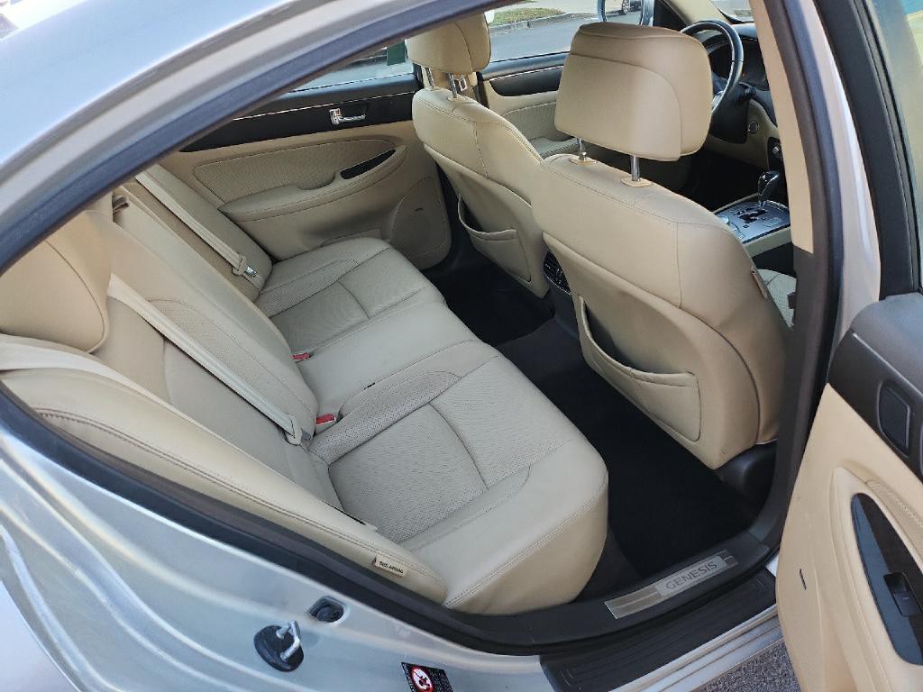 2011 Hyundai Genesis Image 13