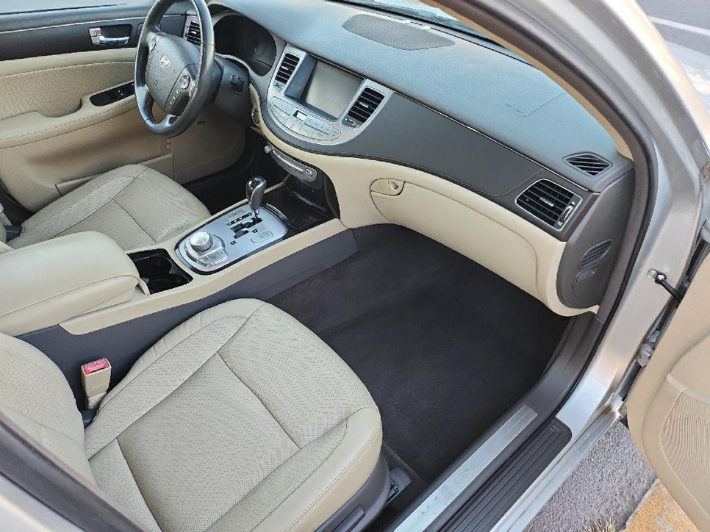 2011 Hyundai Genesis Image 15