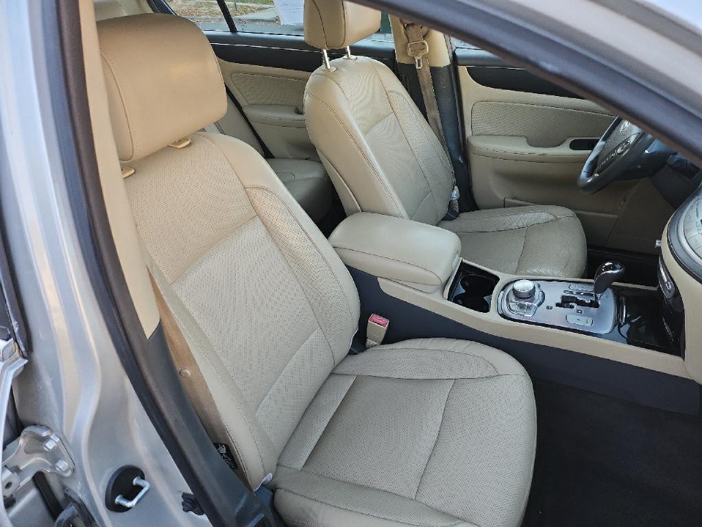 2011 Hyundai Genesis Image 16
