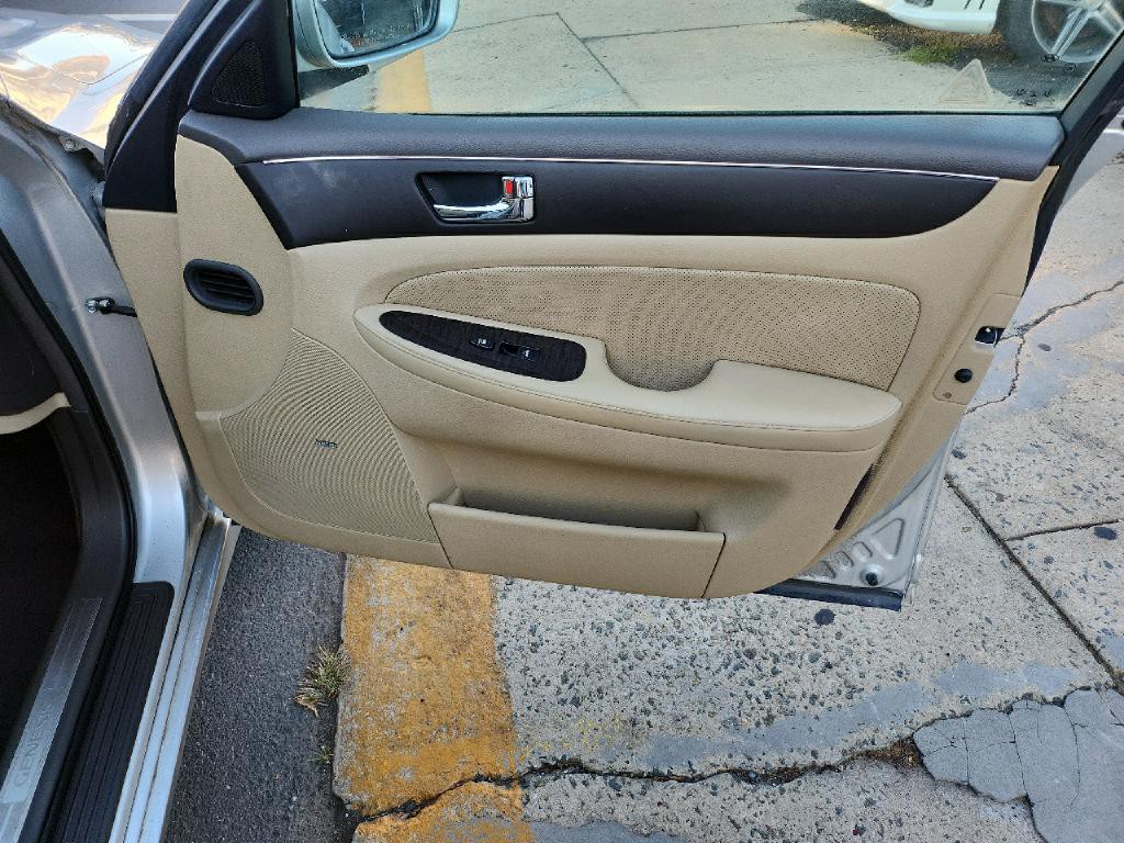 2011 Hyundai Genesis Image 17