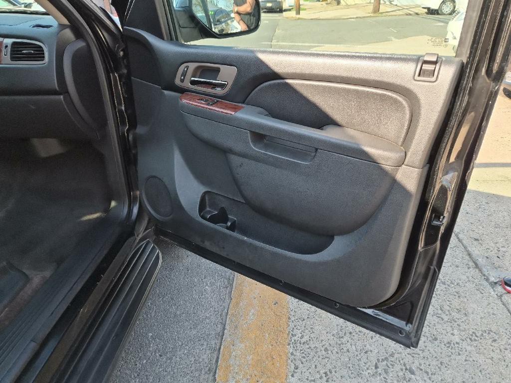 2012 Chevrolet Suburban Image 10