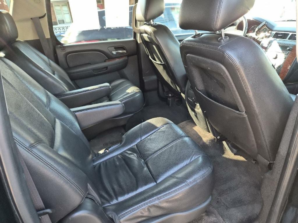 2012 Chevrolet Suburban Image 11