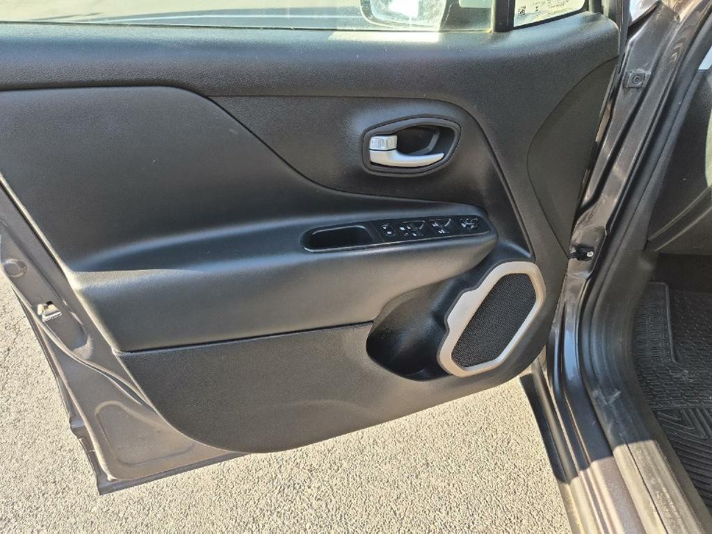 2016 Jeep Renegade Image 10